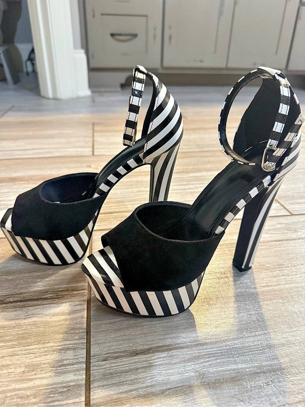 Striped Platform Heels in Black & White EU 39 New